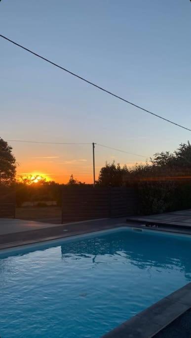 Loue Ancien Moulin A Vent Avec Piscine Et Jacuzzi Vila Neuvy-Bouin Exterior foto